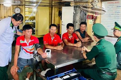 Bộ đội biên phòng Đà Nẵng bàn giao 4 ngư dân gặp nạn trên biển cho gia đình