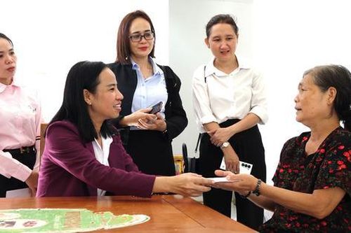 TPHCM: Thăm hỏi, hỗ trợ các hộ dân bị ảnh hưởng bởi bão số 3