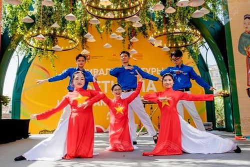 Màn trình diễn đặc sắc của các du học sinh trong Lễ hội Văn hóa Việt Nam tại Nga