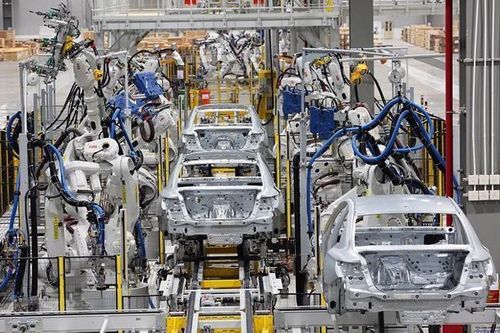PMI vượt ngưỡng 50 điểm sau 4 tháng, ngành sản xuất phục hồi giữa 'bão' thuế quan