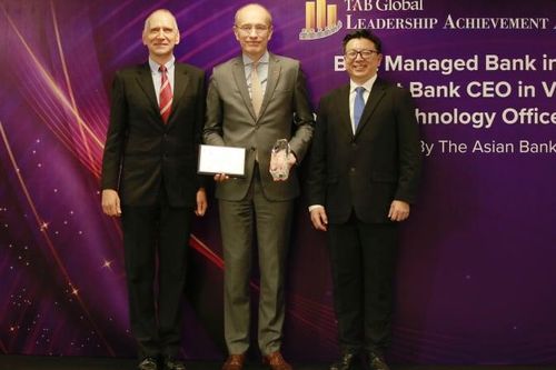 CEO Techcombank được vinh danh tổng giám đốc điều hành ngân hàng xuất sắc nhất Việt Nam
