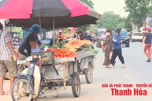Nỗi lo chợ 'tự phát' dọc quốc lộ