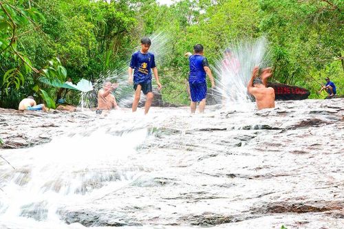 Tắm suối ở Phú Quốc