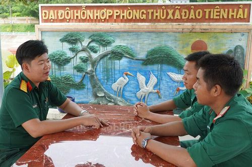 Người chính trị viên nơi đảo tiền tiêu