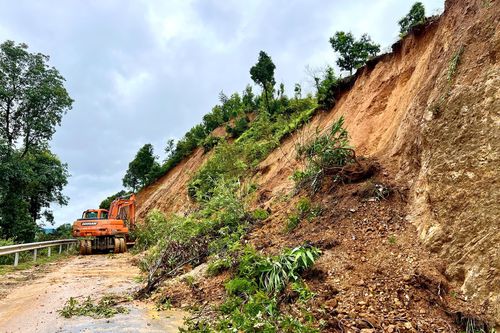Quốc lộ 12 bị sạt lở, ách tắc khiến công tác cứu hộ gặp nhiều khó khăn