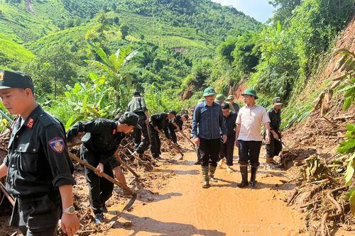 Phó Bí thư Tỉnh ủy Trần Tiến Dũng kiểm tra thiệt hại do lũ ống, lũ quét