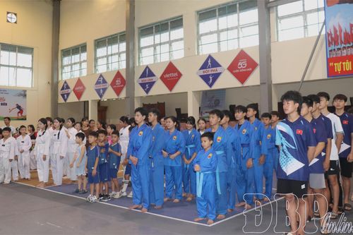 Hơn 200 trẻ em hoàn thành lớp năng khiếu thể dục thể thao hè