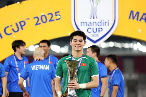 Chủ tịch UBND tỉnh Phạm Anh Tuấn tặng bằng khen cho 2 cầu thủ Hoàng Anh Gia Lai