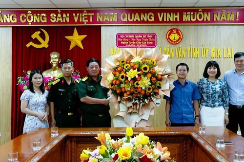 Lãnh đạo Bộ CHQS tỉnh Gia Lai chúc mừng Ban Tuyên giáo và Dân vận Tỉnh ủy