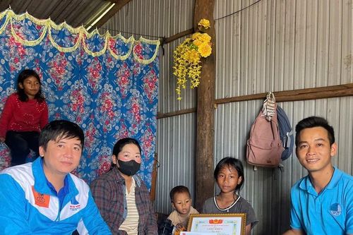 Khen thưởng học sinh lớp 5 dũng cảm cứu người khỏi đuối nước
