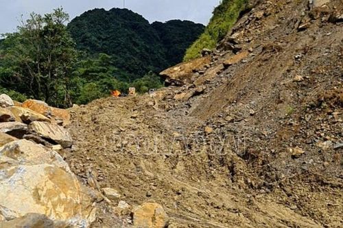 Sạt lở lớn trên Quốc lộ 279: Giao thông từ Lào Cai đi Lai Châu bị chia cắt hoàn toàn