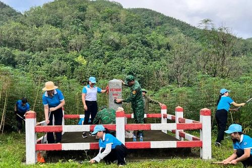 Hội phụ nữ phường Lào Cai phối hợp phát quang đường biên cột mốc