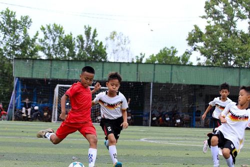 Mùa hè rực lửa của những cầu thủ nhí