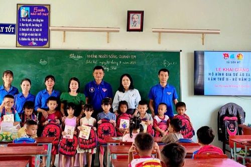 Sơn Mỹ: Lớp học hè 'Gia sư áo xanh' cho học sinh dân tộc