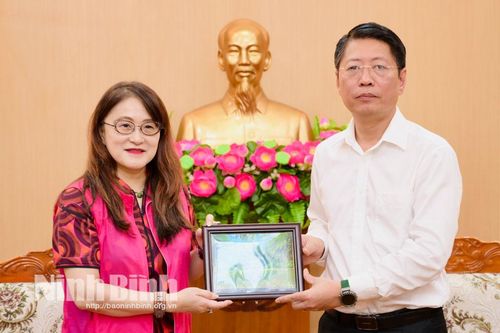 Đồng chí Phó Chủ tịch Thường trực UBND tỉnh tiếp Đoàn công tác của Hiệp hội Nhiếp ảnh Hoa Kỳ