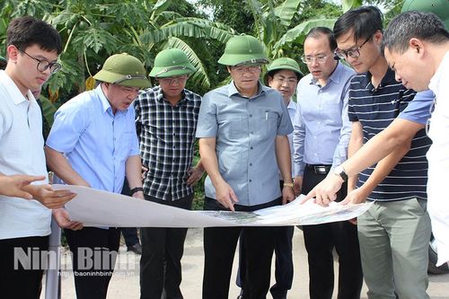 Đồng chí Phó Chủ tịch UBND tỉnh kiểm tra, khảo sát phương án đầu tư xây dựng tuyến đường cảnh quan kết hợp kè phát triển đô thị, dịch vụ 2 bên sông Đáy