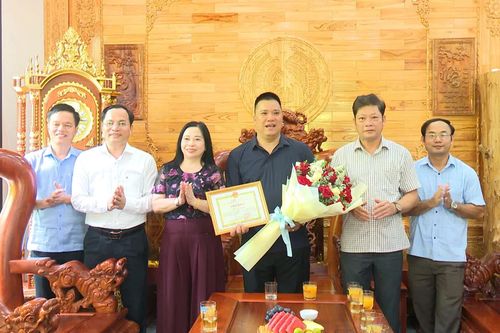 Phường Nam Đông Hà: Khen thưởng công dân tự nguyện hiến đất làm đường