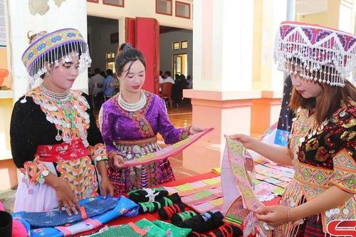 Đặc sắc văn hóa vùng cao Co Mạ