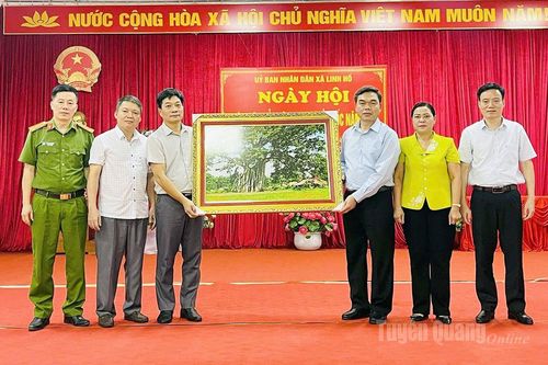 Phó Bí thư Tỉnh ủy, Chủ tịch Ủy ban MTTQ tỉnh Ma Thế Hồng dự Ngày hội Toàn dân bảo vệ an ninh Tổ quốc tại xã Linh Hồ