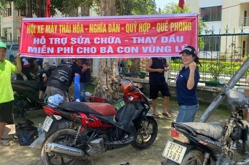 Những người thợ thầm lặng phục hồi xe máy, đồ điện miễn phí cho người dân vùng lũ