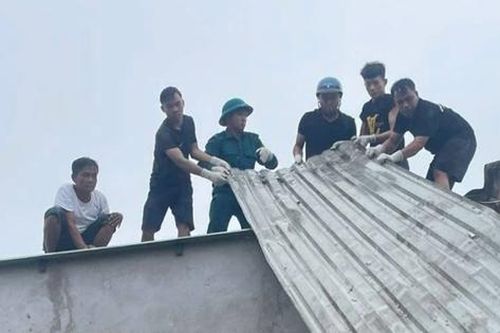TP.HCM: Hỗ trợ kịp thời 5 hộ dân bị dông lốc tốc mái nhà, hư hỏng tài sản ở Phú Mỹ