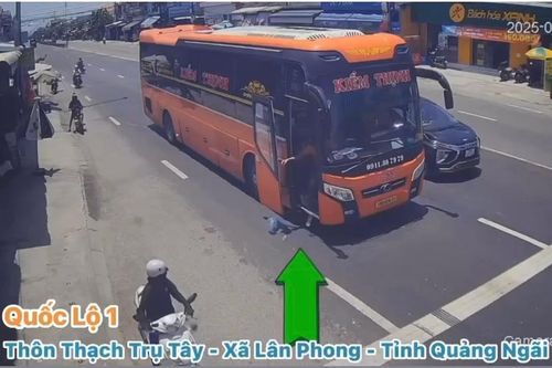 Công an Quảng Ngãi vào cuộc làm rõ xe khách dừng đèn đỏ lùa rác xuống đường