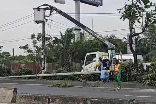 Ô tô 7 chỗ lao lên dải phân cách, tông gãy cột đèn ở TP.HCM