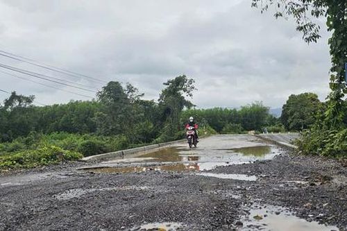 Cận cảnh tỉnh lộ dài gần 50km ở Khánh Hòa bị xuống cấp
