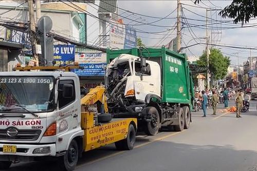 Va chạm với xe cứu hộ kéo theo xe rác, người đàn ông đi xe máy tử vong