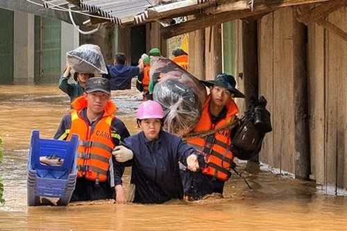 Công an Sơn La dầm mình trong nước giúp dân chống lũ