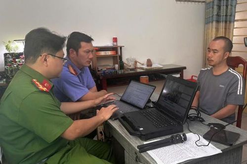 Bắt khẩn cấp đối tượng cướp tiệm vàng, kéo lê nữ nhân viên