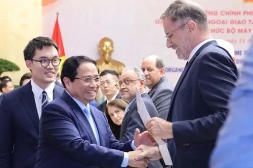 Thủ tướng gặp mặt Đoàn ngoại giao thông tin về sắp xếp bộ máy