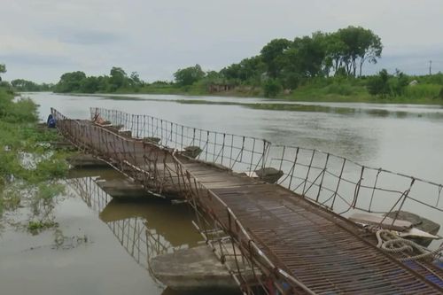 Cần xây mới, thay thế nhiều cầu tạm bắc qua sông Đáy