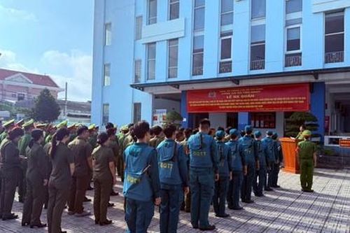 Công an xã Tân Nhựt ra quân cao điểm trấn áp tội phạm và bóc xóa quảng cáo trái phép