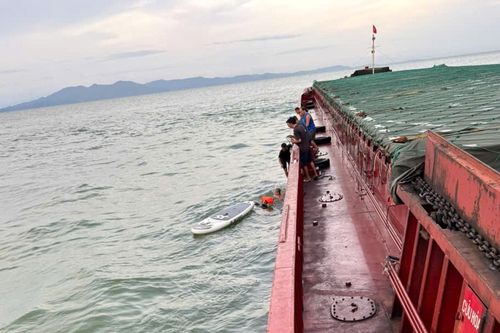 Người cha kể lại khoảnh khắc sinh tử khi trôi dạt hơn 13 giờ trên biển cùng con gái