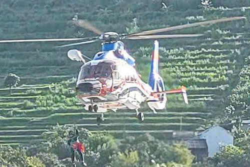 Trực thăng quân đội giải cứu thành công 8 người bị cô lập do mưa lũ ở Sơn La
