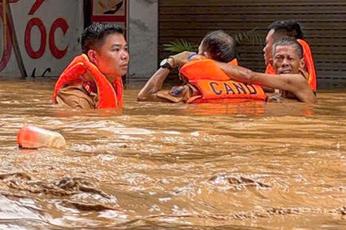 Sơn La: Băng dòng nước xiết, cảnh sát đưa cụ già, em nhỏ đến nơi an toàn