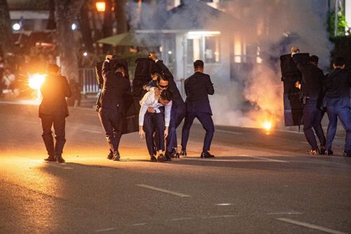 Cảnh sát trấn áp 'khủng bố' trong màn trình diễn nghẹt thở ở phố đi bộ Hồ Gươm