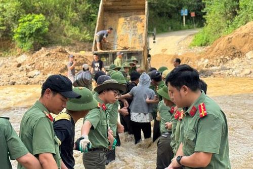 Công an Nghệ An dựng 'hàng rào sống' đưa sản phụ vượt lũ