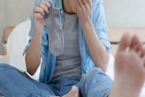 Mùi hôi chân khiến bạn mất tự tin? Đây là cách xử lý