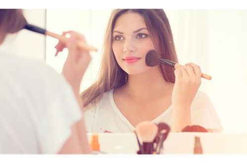 Trang điểm nhiều có hại da không?