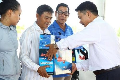 Tặng túi thuốc, bình ắc quy đồng hành cùng ngư dân Huế 'thắp sáng đèn' trên biển