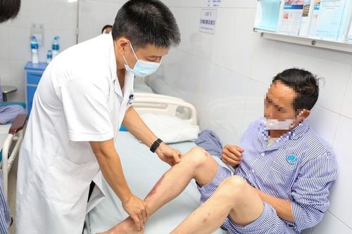 Mẹ mất vì bệnh phong, 2 bố con phải 'chiến đấu' với căn bệnh bị lãng quên