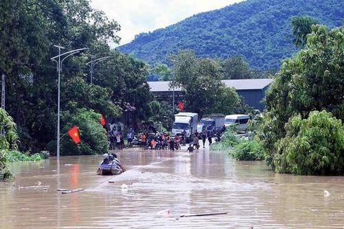 Lũ sông Mã lên tiến sát mức lịch sử năm 1975, dùng trực thăng cứu nạn 8 người mắc kẹt ở Sơn La