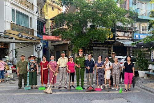 Sắc xanh nhiệt tình tham gia làm sạch môi trường, đô thị ở phường Bạch Mai