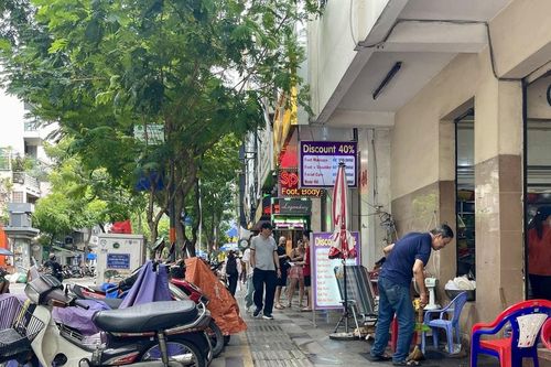 Quản lý vỉa hè tại TPHCM: Chờ cách tiếp cận mơíKỳ 1: Lấn chiếm vỉa hè, cảnh cũ lại tái diễn