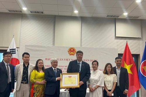 Chủ tịch Đỗ Văn Chiến và đoàn cấp cao Ủy ban Trung ương Mặt trận Tổ quốc Việt Nam làm việc với Hiệp hội VKBIA