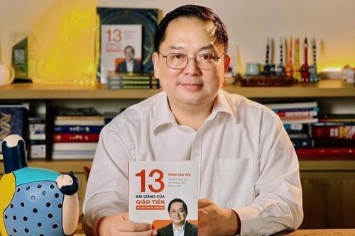 Tranh luận việc chia sẻ tin nhắn riêng tư với ông Hoàng Nam Tiến