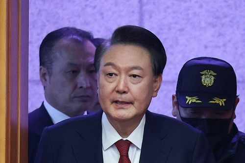Cựu Tổng thống Hàn Quốc cởi đồ, nằm sàn để tránh thẩm vấn