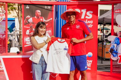 Vóc dáng ấn tượng của huyền thoại Arsenal khi đến Việt Nam